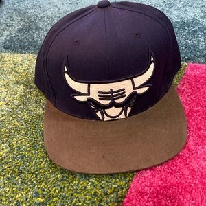 Men’s snap back hat.